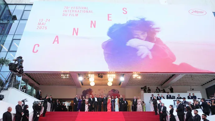 Cannes Film Festivali&#039;nde kesinti şoku: Gösterim yarıda kaldı, kent karanlığa gömüldü