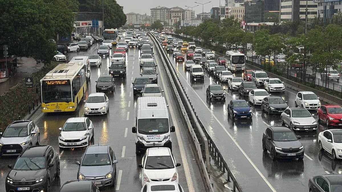 İstanbul&#039;da yağmur trafiği felç etti
