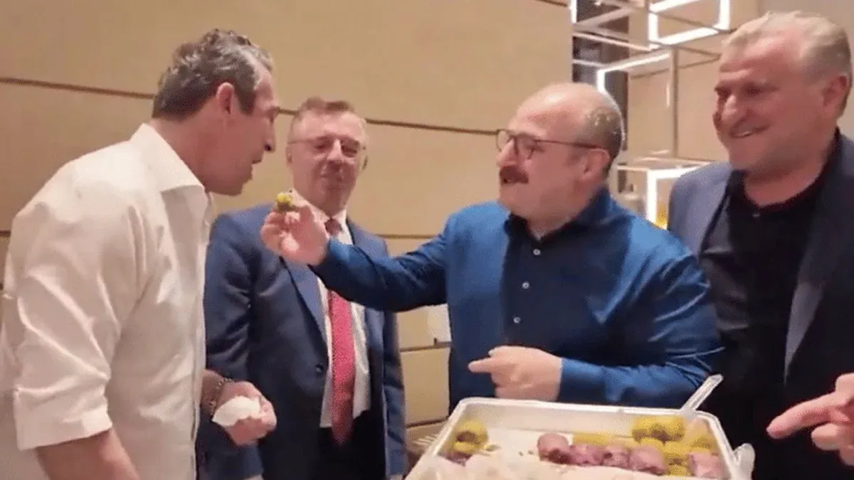 Mustafa Varank, Ali Koç'a okunmuş baklava ikram etti