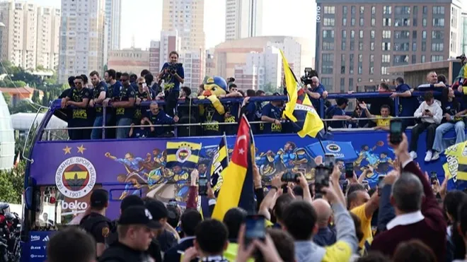 Fenerbahçe şampiyonluğu coşkuyla kutladı: Bağdat Caddesi sarı-lacivert