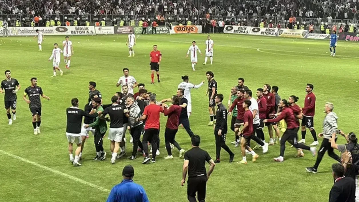 Elazığspor-Vanspor maçında ortalık karıştı! Gözaltılar var