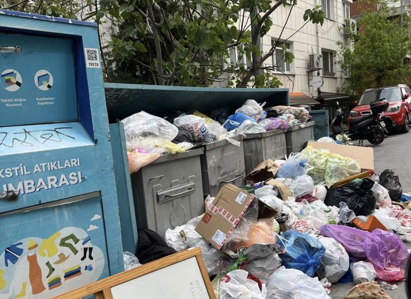 CHP bitmiş! Beşiktaş çöpe boğuldu