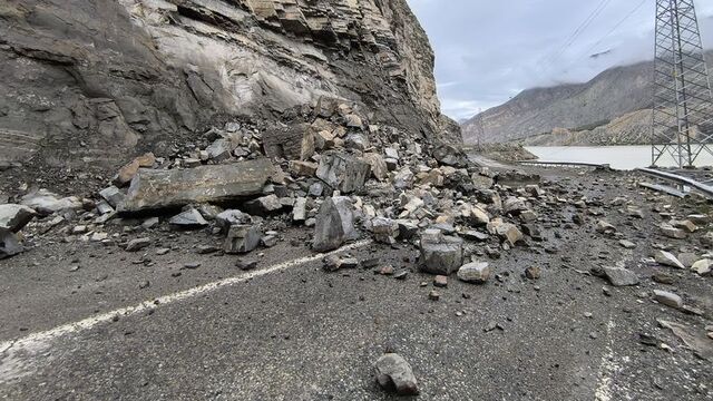 Erzurum-Artvin yolu heyelan nedeniyle ulaşıma kapandı