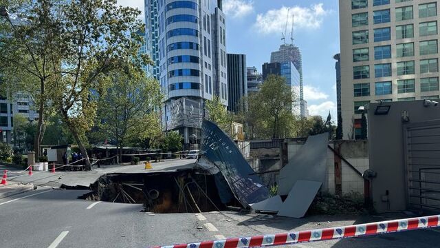 Trafik felç! İstanbul&#039;un göbeğinde, Sarıyer&#039;de yol çöktü