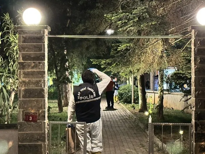 Kadıköy&#039;de 10 katlı binada korkunç yangın