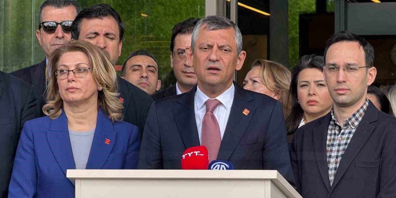 Sırrı Süreyya&#039;nın cenazesinde Özel&#039;e yumruklu saldırı