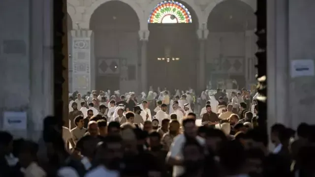 Esad&#039;dan sonra ilk... Emevi Camii&#039;nde bayram gibi bayram