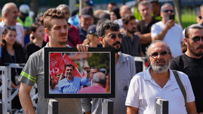 Manisa’da hüzünlü veda: Ferdi Zeyrek için belediye önünde tören