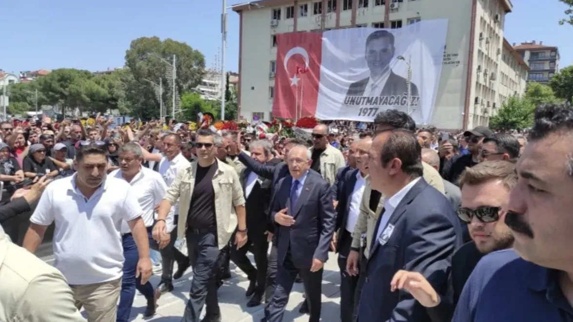 İlginç anlar... Zeyrek&#039;in cenazesinde Kılıçdaroğlu&#039;na alkışlı karşılama