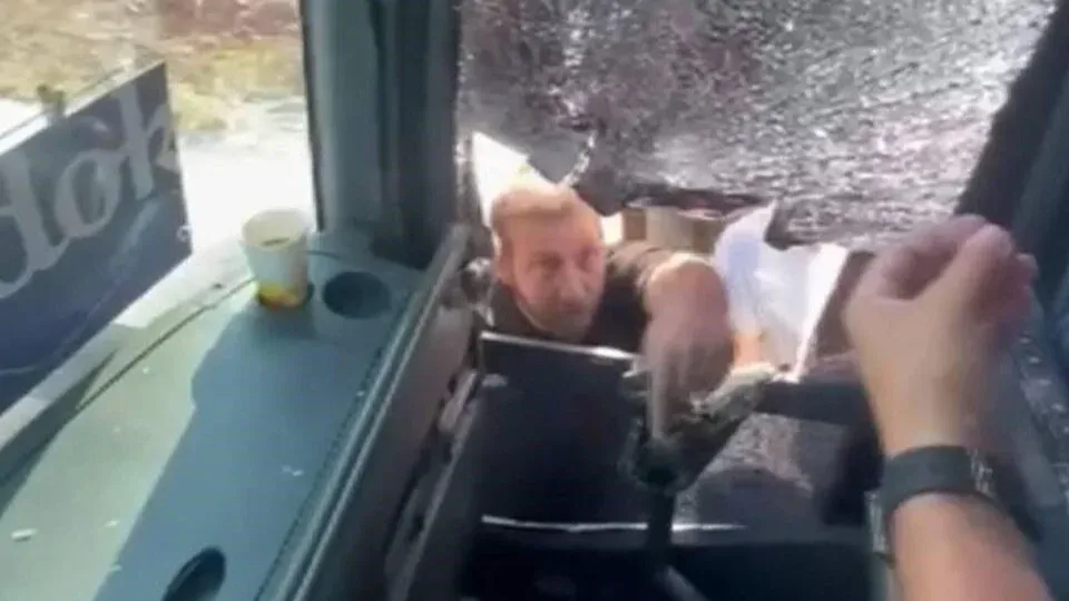 Didim’de turistleri taşıyan tur otobüsüne korkunç saldırı