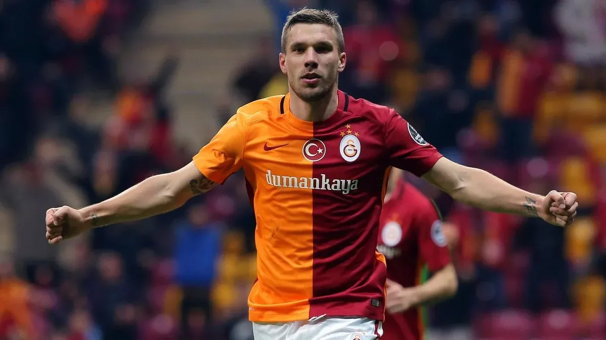 Galatasaray&#039;ın yeni transferini Podolski paylaştı