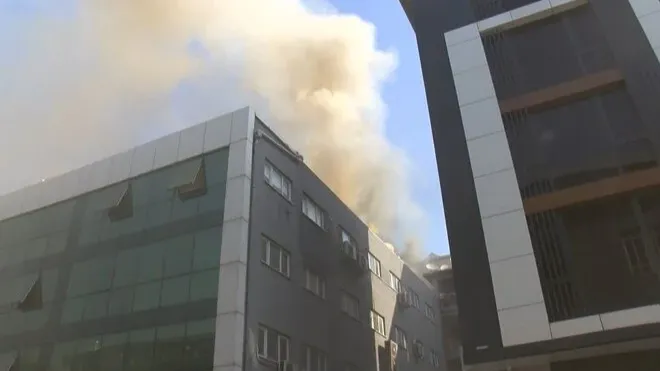 İstanbul'da 4 katlı iş merkezinde korkutan yangın