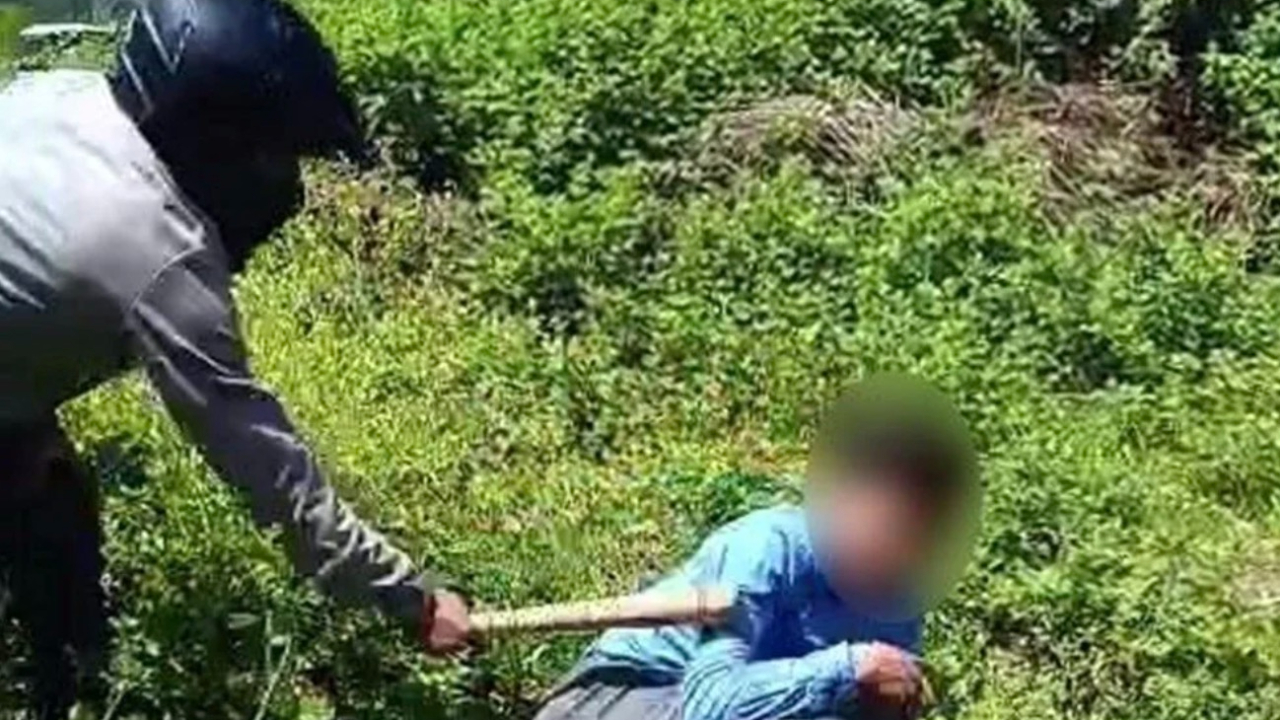 Adana’da otoyol kenarında vahşi dayak: Gençler &#039;yapma&#039; diye yalvardı