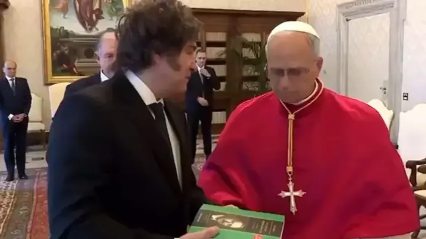 Milei’nin Papa’ya ilginç hediyesi! Hayek’in Ölümcül Kibir kitabıyla ne mesaj verildi?