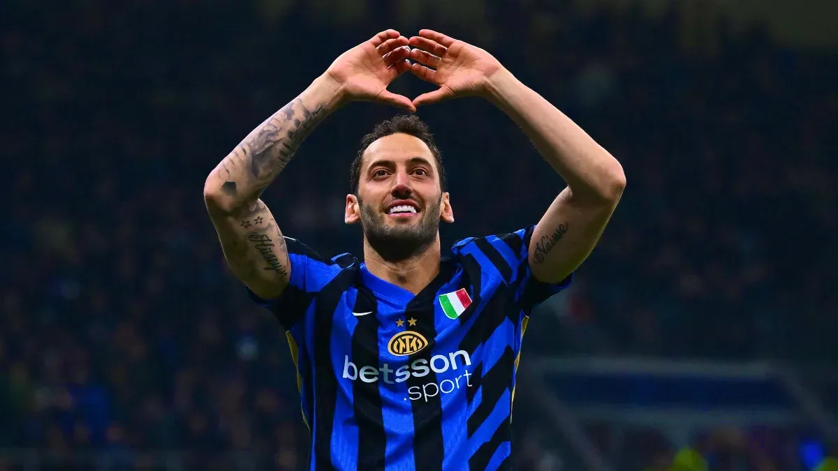 Hakan Çalhanoğlu Galatasaray&#039;a mı? Sosyal medya karıştı...