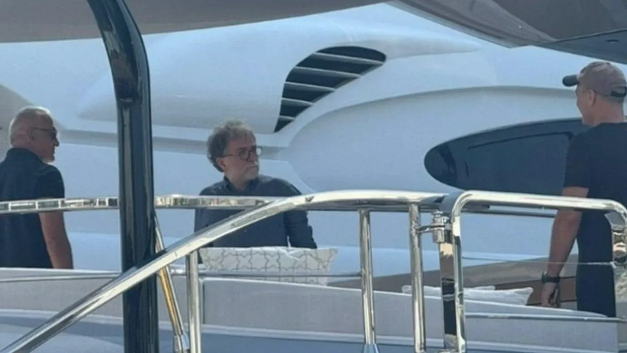 Röportaj mı tatil mi? Ahmet Hakan lüks yatta hangi &#039;Bakan&#039; ile birlikte?
