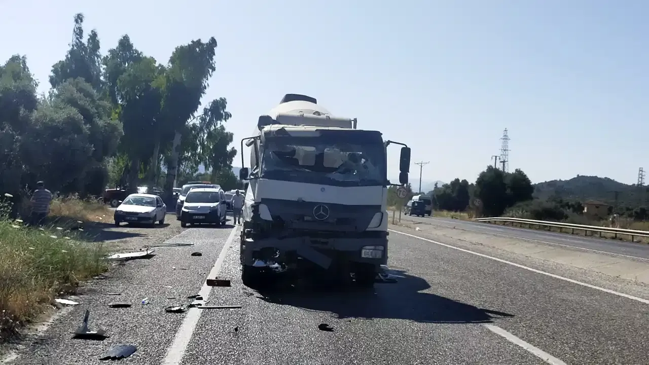 Muğla Milas’ta feci kaza! Beton mikseriyle minibüs çarpıştı