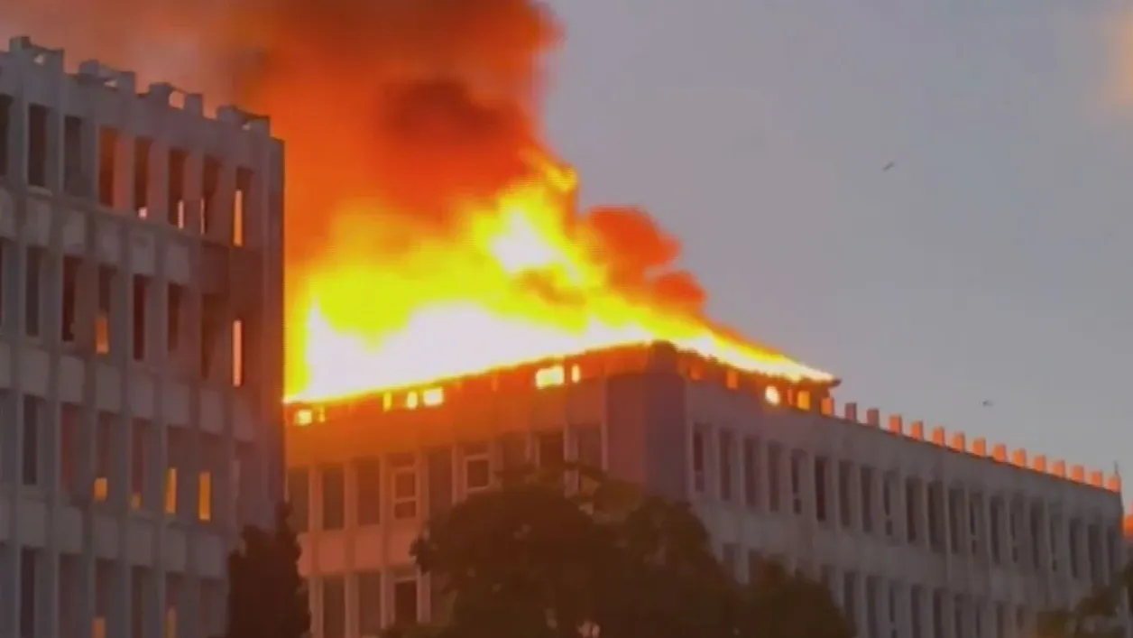 Kartal’da metruk bina yangını: Mahalleli tedirgin, itfaiye müdahale ediyor