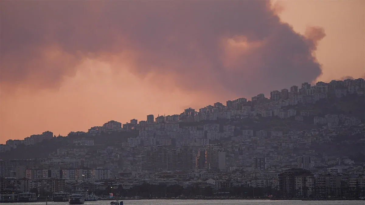 İzmir Aliağa’da orman yangını! Evler tahliye edildi, otoyol trafiğe kapatıldı
