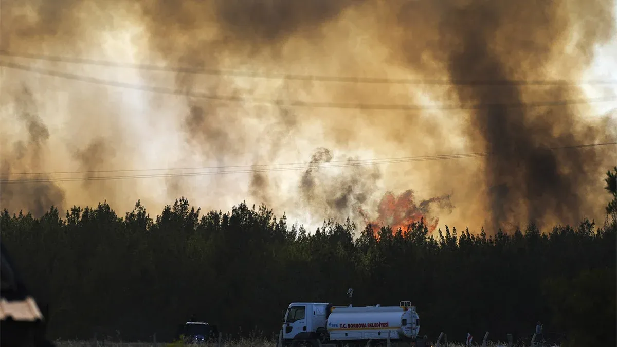 İzmir alevlere teslim! Yakaköy’de yangın bin 500 kişiyi evinden etti
