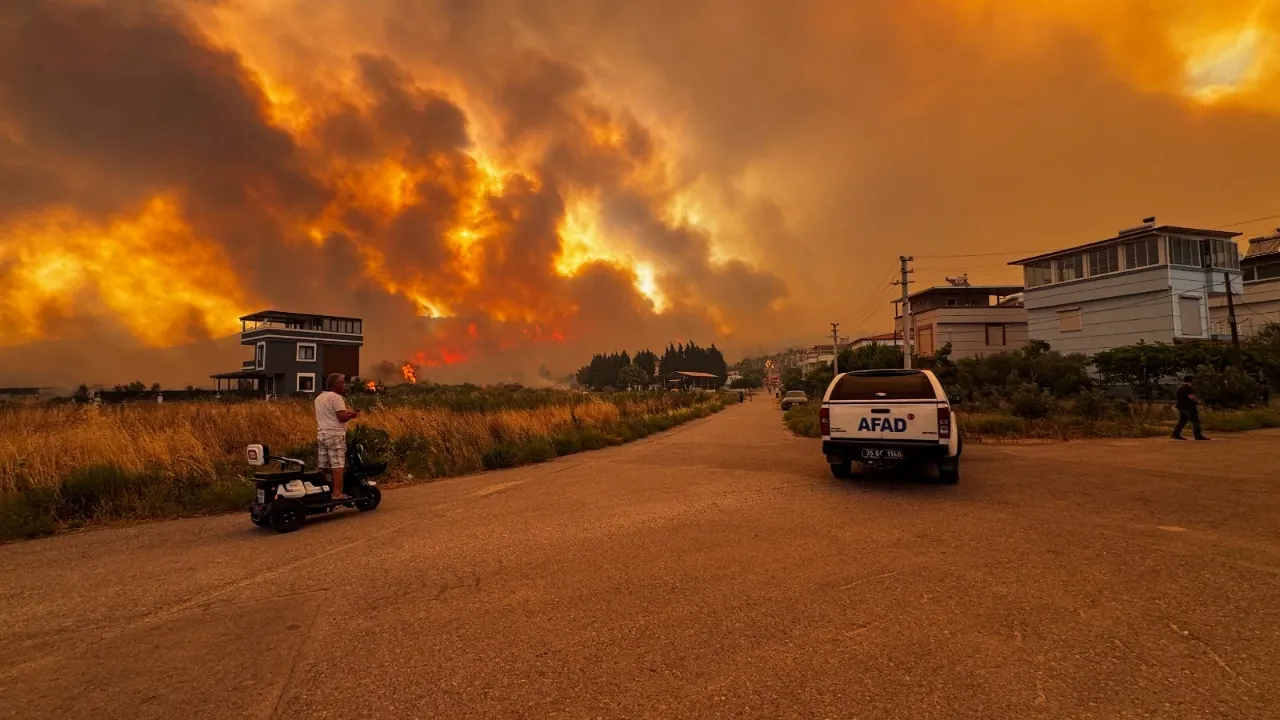 İzmir’de orman yangını kabusu! Alevler yerleşim yerlerine sıçradı, tahliyeler sürüyor