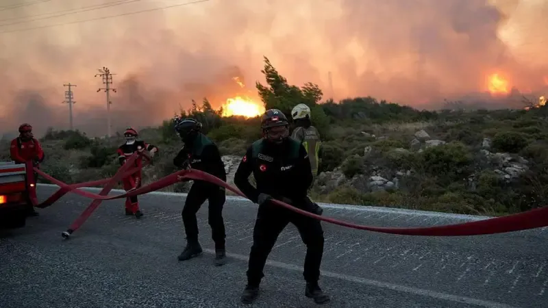 İzmir Çeşme ve Ödemiş’te orman yangınları yerleşim yerlerine ulaştı