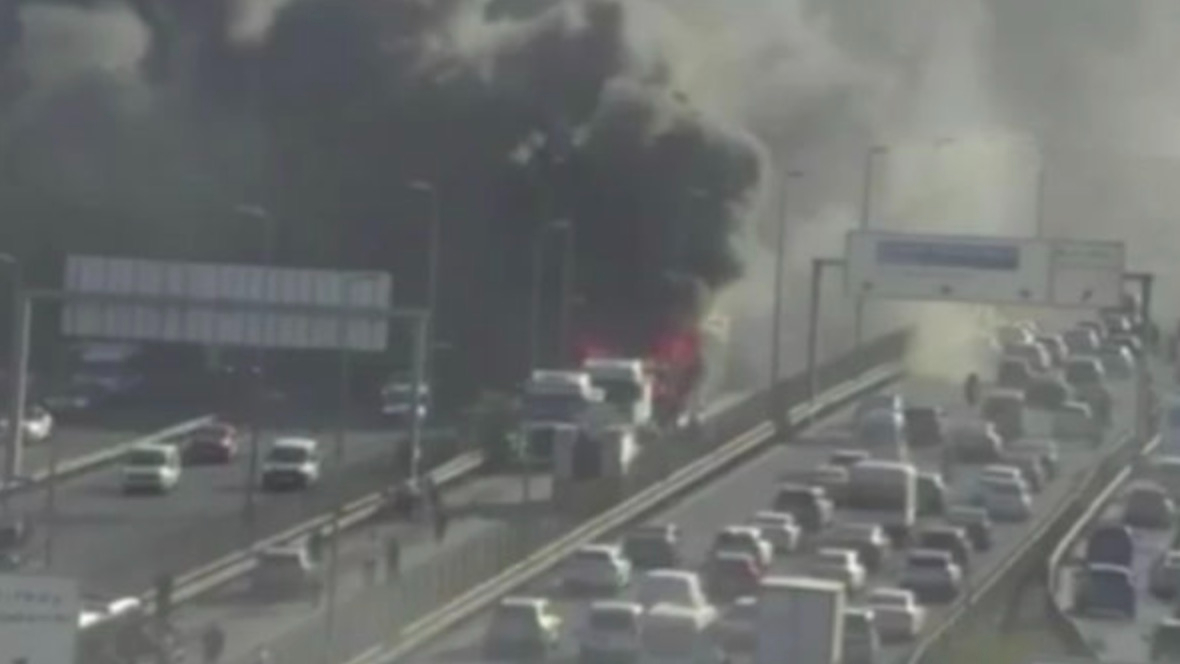İstanbul’da metrobüs yangını... Bakırköy İncirli’de korku dolu anlar