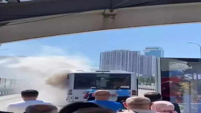 İstanbul metrobüs yangını Haramidere&#039;de kaos yarattı