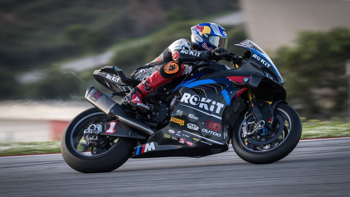 Toprak Razgatlıoğlu İngiltere&#039;de tarihi zafer kazandı