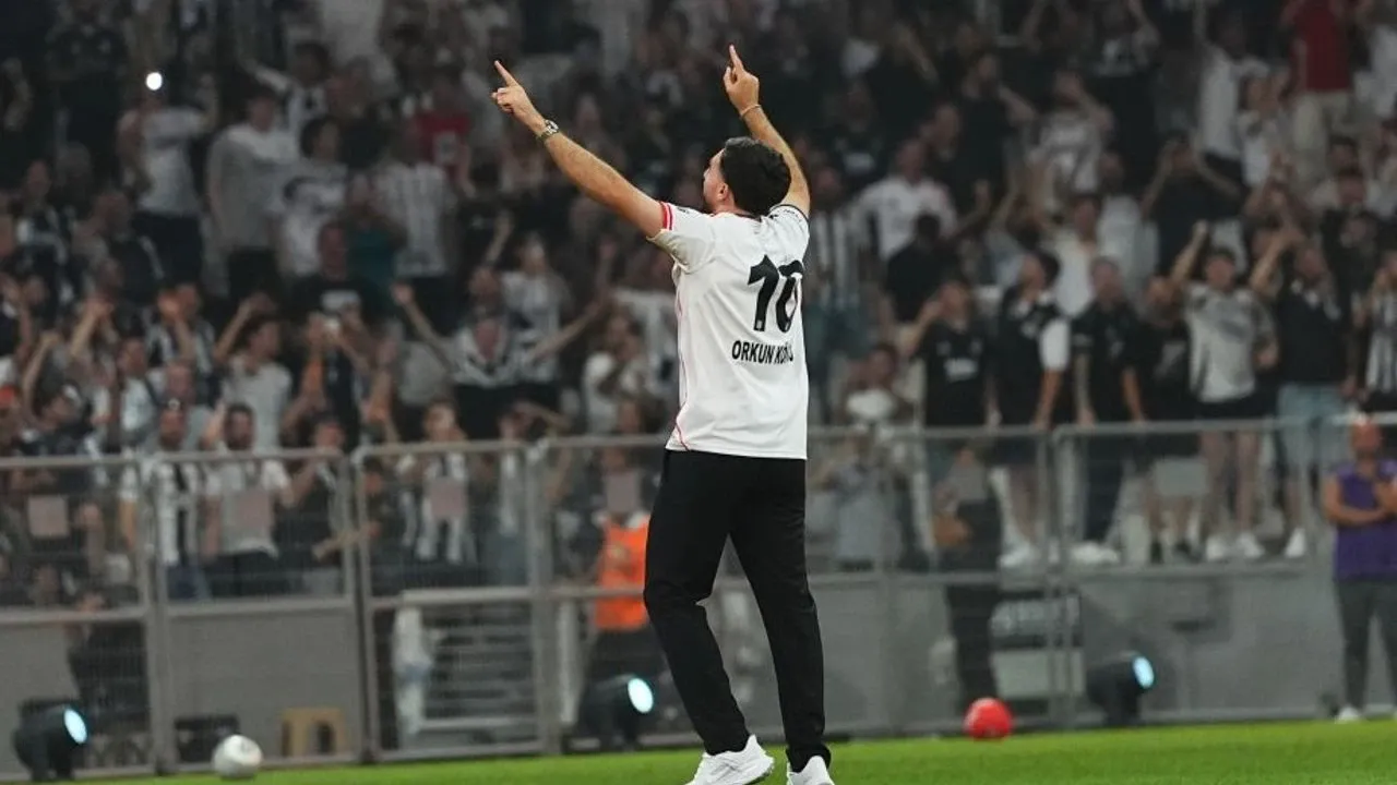 Orkun Kökçü'den 20 bin taraftar önünde imza