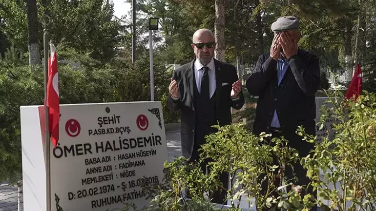 Emekli korgeneral Zekai Aksakallı’dan Ömer Halisdemir’in mezarına anlamlı ziyaret