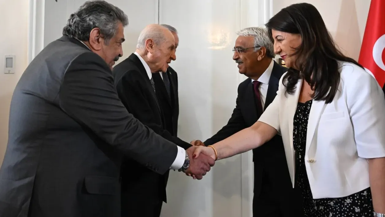 Kapıda sıcak karşılama... Devlet Bahçeli DEM Heyeti’ni kabul etti