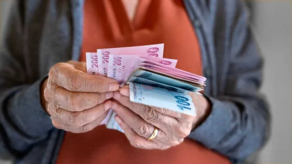 Ödeme takvimi belli oldu... Zamlı emekli maaşları bugünden itibaren yatıyor