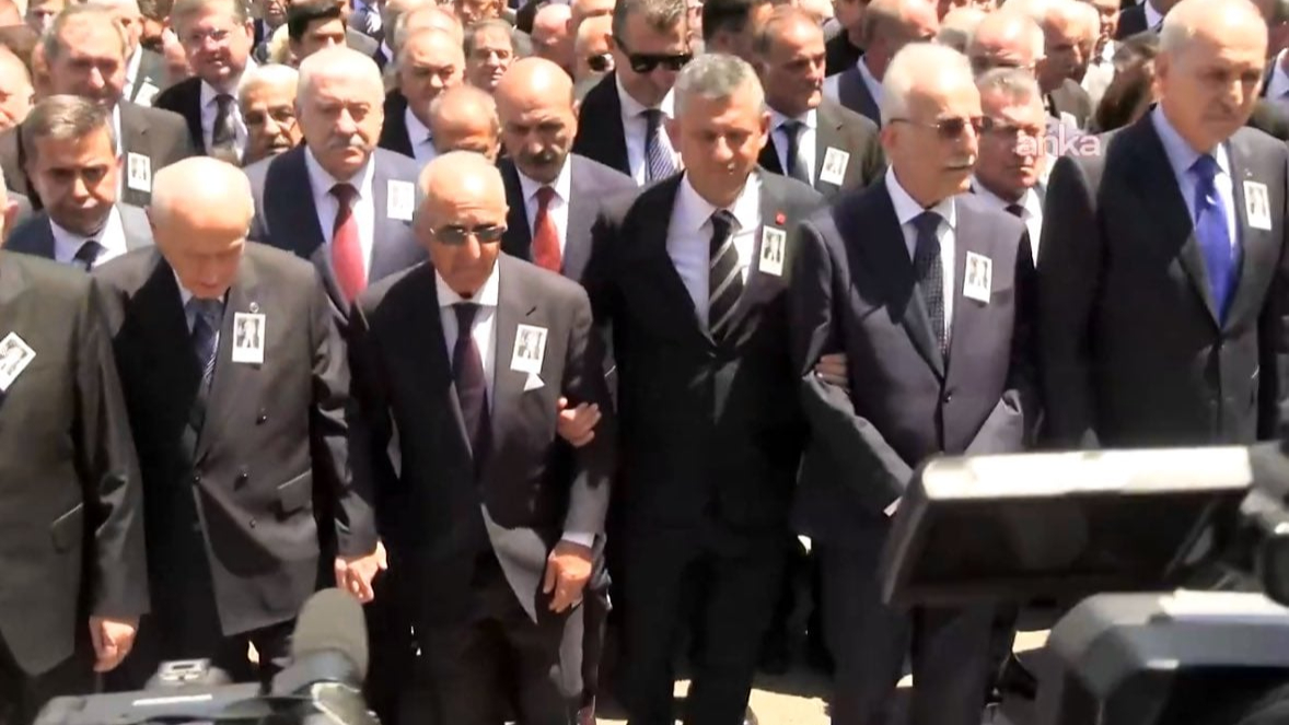 Altan Öymen&#039;in cenazesinde siyasi tarihe geçen anlar