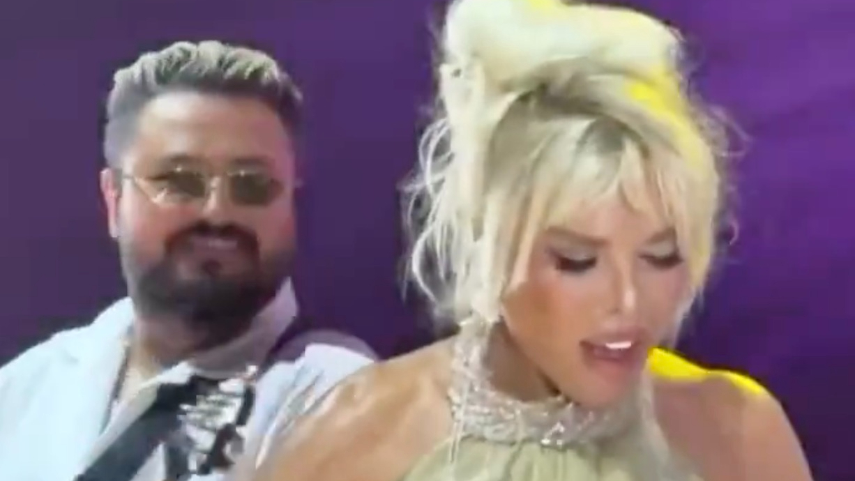 Ajda Pekkan’ın Çeşme konseri görüntüsü şok etti