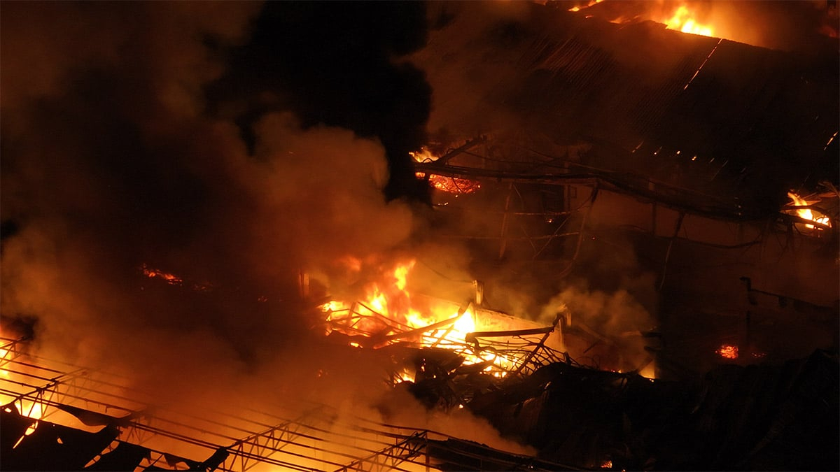 Korku dolu anlar... Çekmeköy’de sünger fabrikası küle döndü