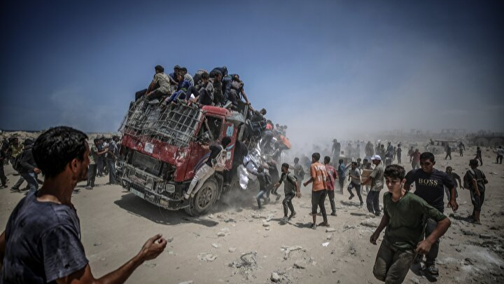 Gazze’de utanç vesikası... Filistinliler sınırda yemek için mücadele ediyor