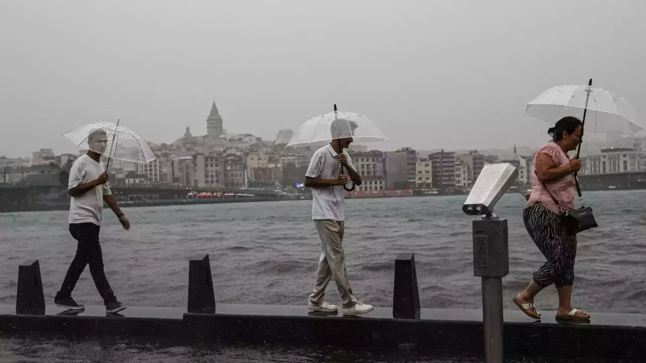Meteoroloji uyardı: İstanbul ve 17 ilde sağanak fırtınası kapıda!