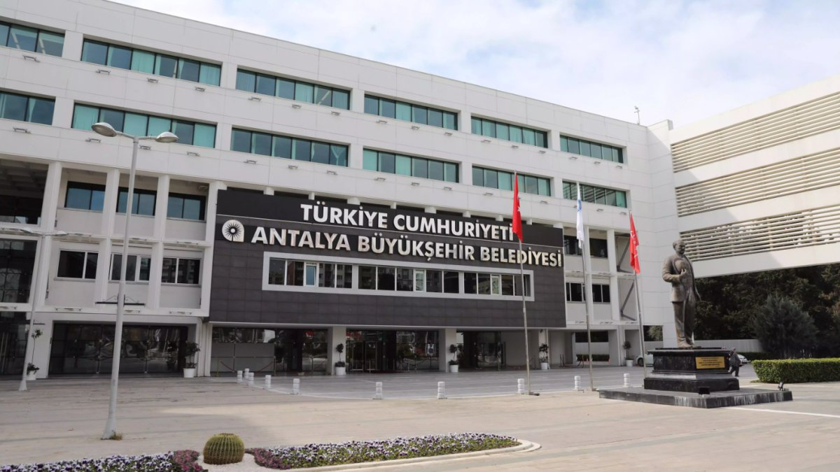 Antalya Büyükşehir Belediyesi&#039;ne yolsuzluk operasyonu! Çok sayıda gözaltı var