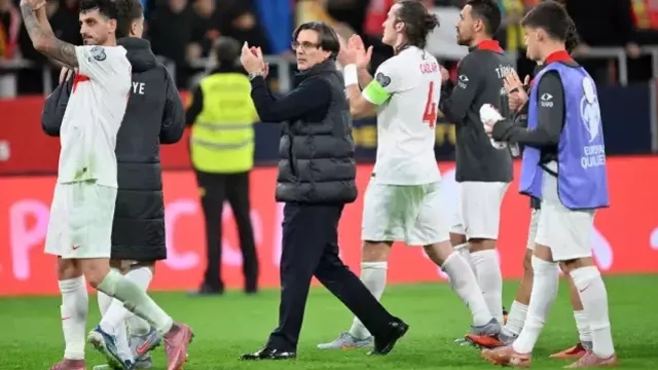 Bizim çocuklar İspanya&#039;nın manşetlerini süslüyor