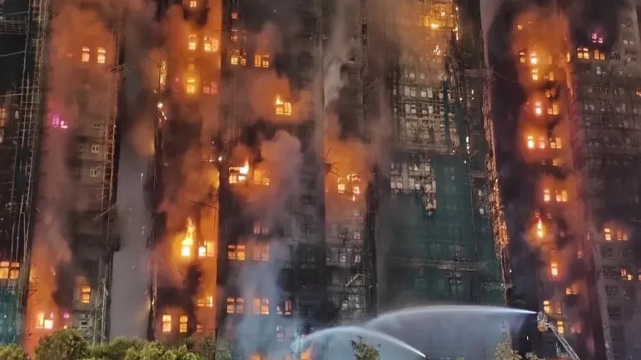 Bugün dünyada en çok paylaşılan fotoğraf! Hong Kong&#039;da gökdelen yangını