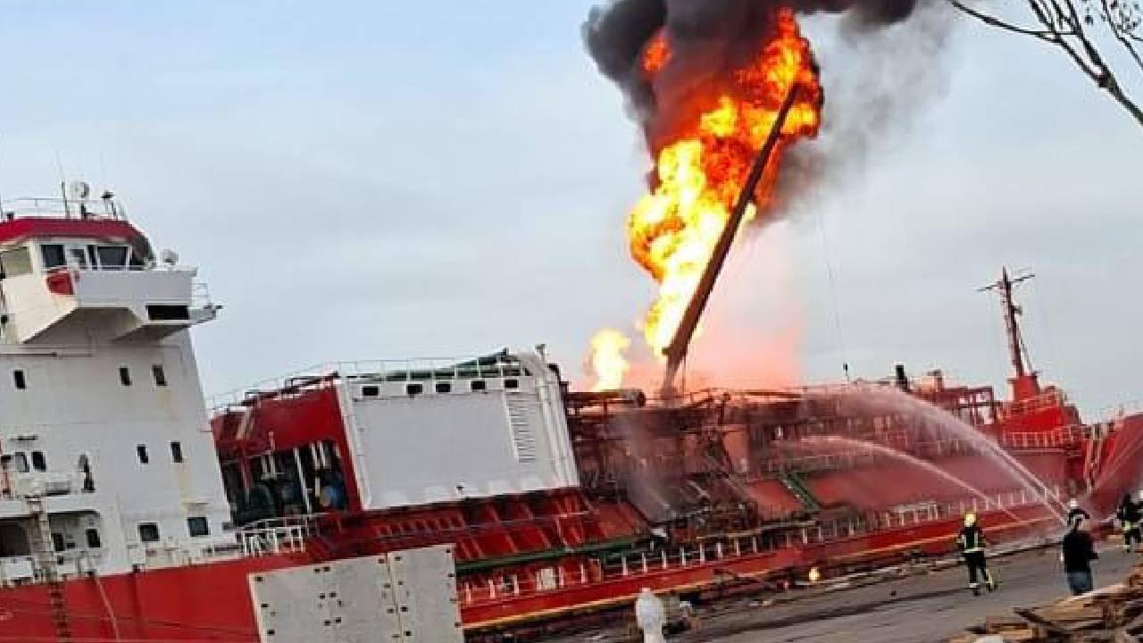 Flaş son dakika!  Türk bayraklı gemi Ukrayna'da vuruldu