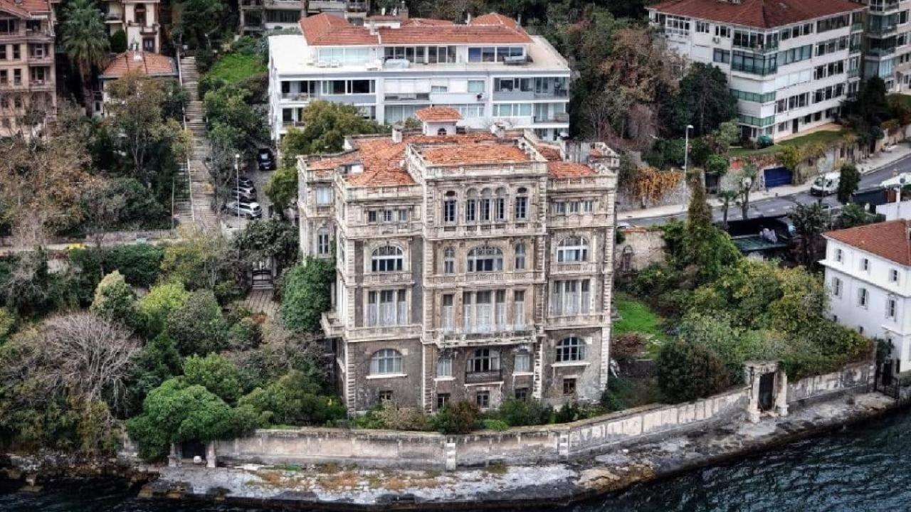 İstanbul&#039;un incisi Zeki Paşa yalısı satılıyor