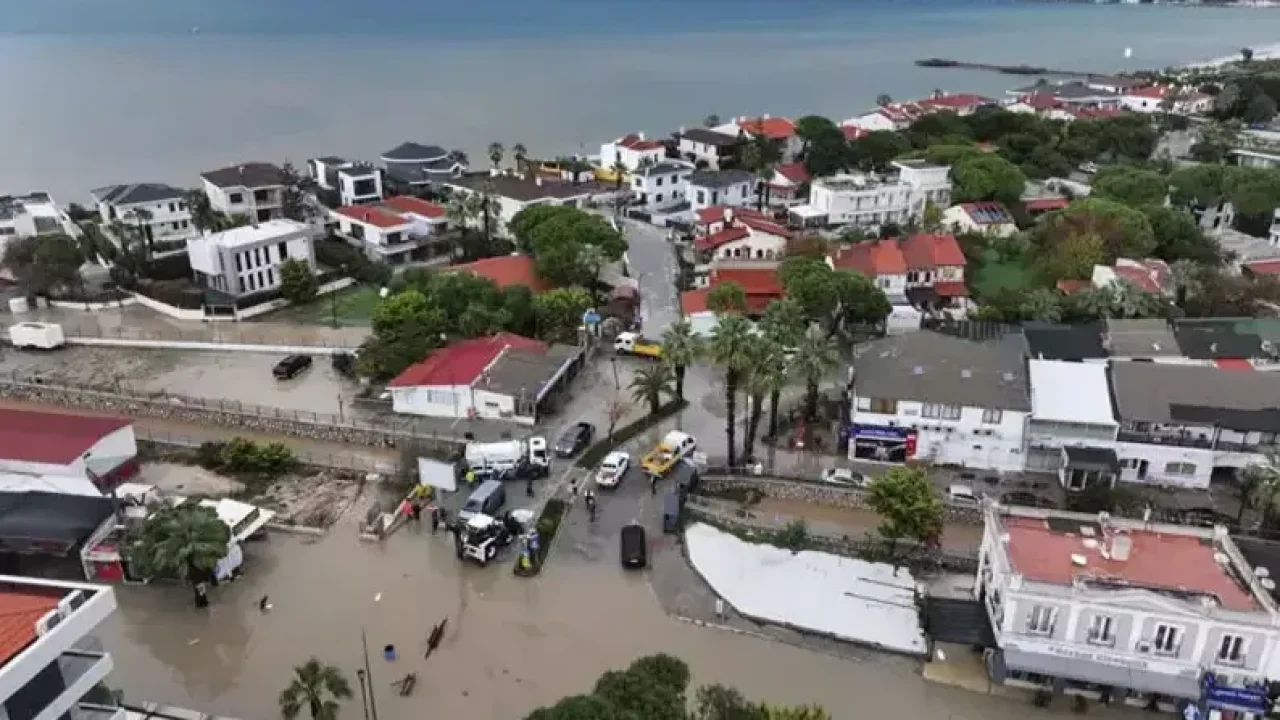 Sağanak sokakları yuttu! İzmir&#039;de sağanak yağmur