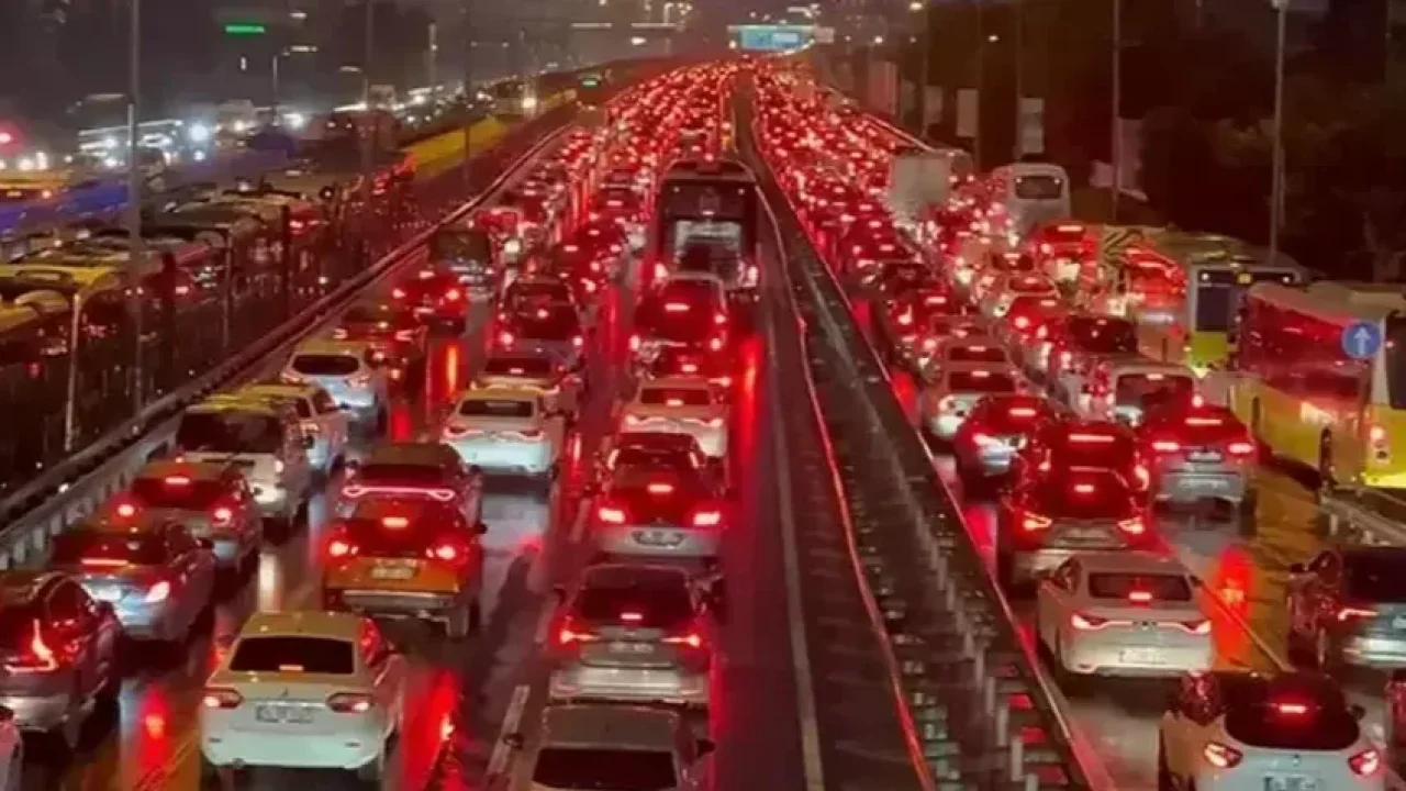 İstanbul'da trafik kilit! Yoğunluk yüzde 87'ye ulaştı