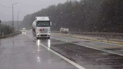 İstanbul'un hemen yanı başında kar lapa lapa yağıyor