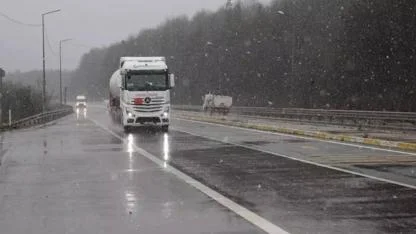İstanbul'un hemen yanı başında kar lapa lapa yağıyor