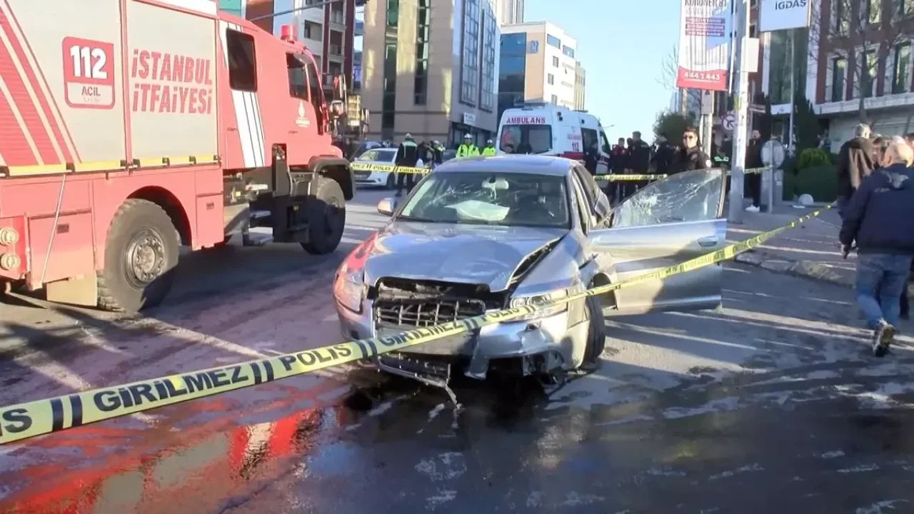 Şişli'de korkunç kaza! Arabayla yayaların arasına daldı