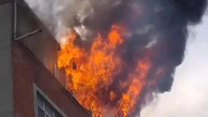 Sultangazi'de 5 katlı binanın çatısı alev topuna döndü