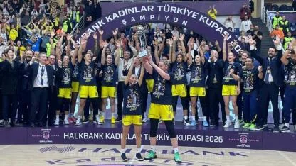 Fenerbahçe Opet 15. kez kupayı aldı! Derbide Galatasaray'a 20 sayı fark